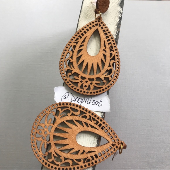 NWT Oval Drop Wood Earrings in Honey Blonde - Picture 7 of 8